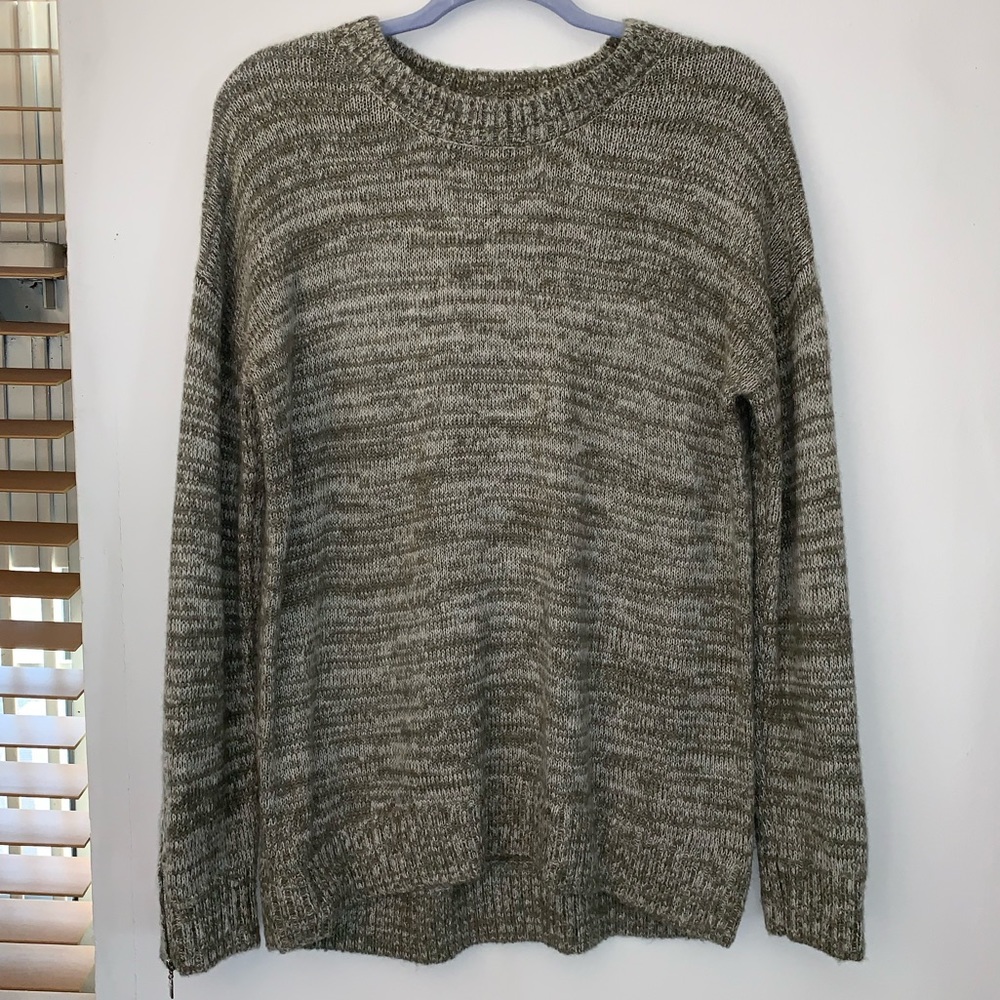 Comfy baggy Kensie sweater with zip sleeves
